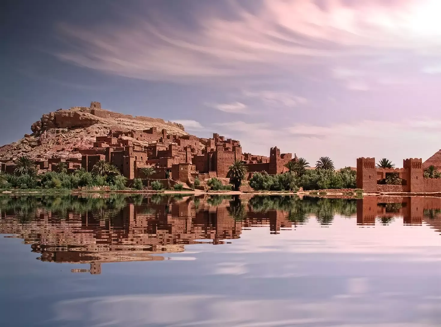 Ait Ben Haddou reflejado en el agua al atardecer