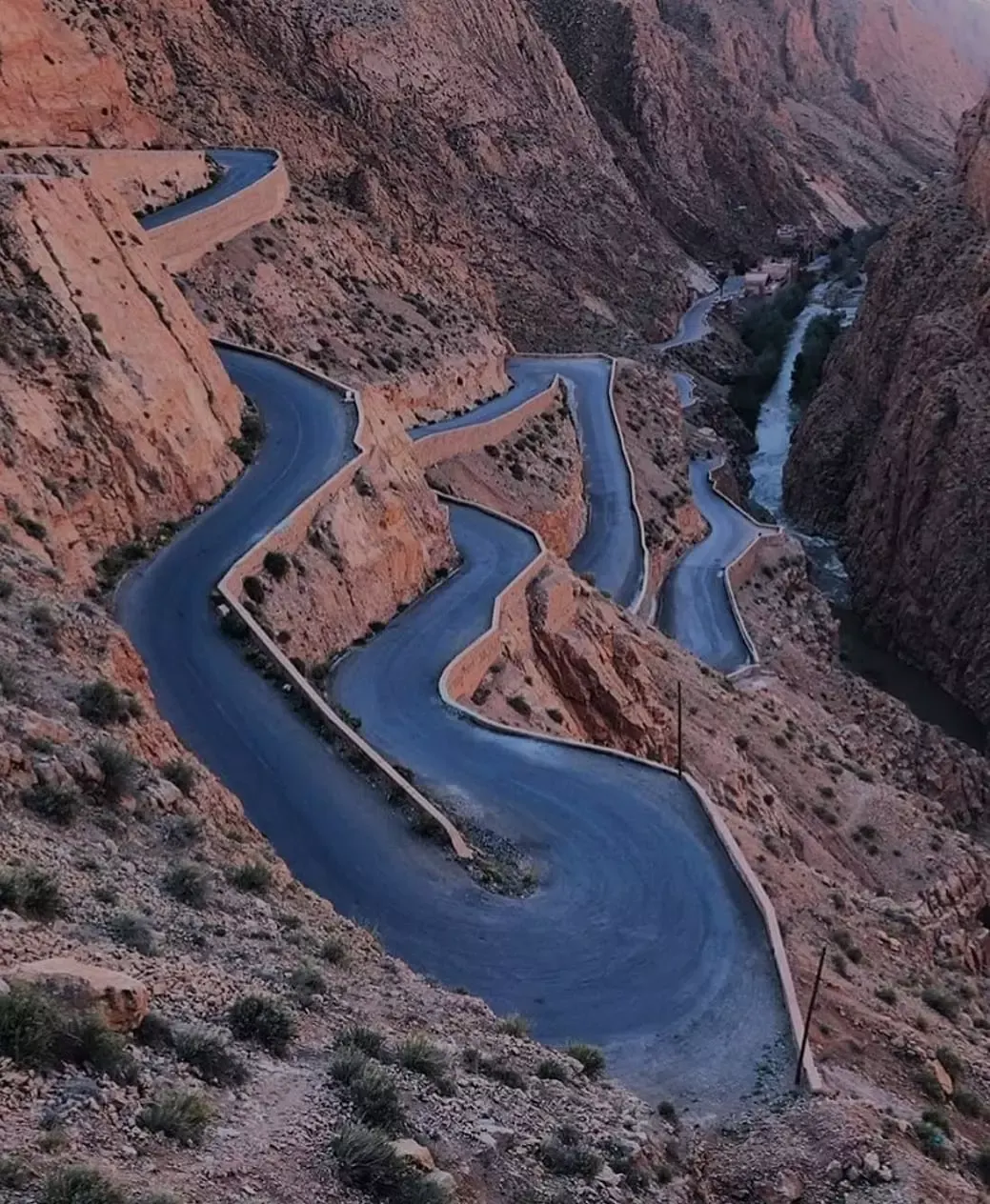 Carretera serpenteante entre montañas marroquíes