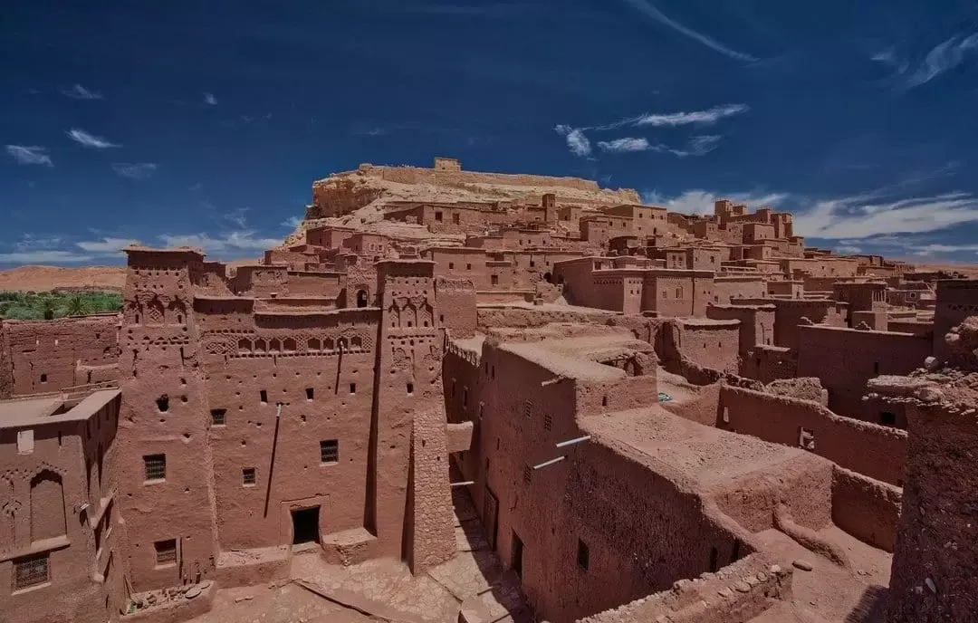 Arquitectura de adobe de Ait Ben Haddou bajo el cielo azul