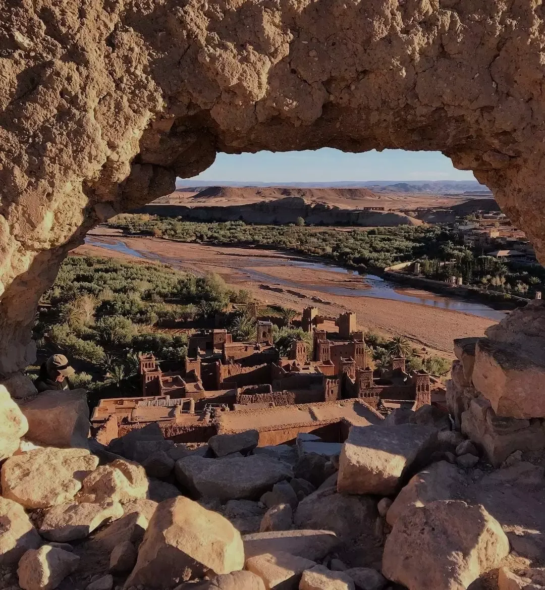 Vista de un oasis y construcciones de adobe en el sur de Marruecos