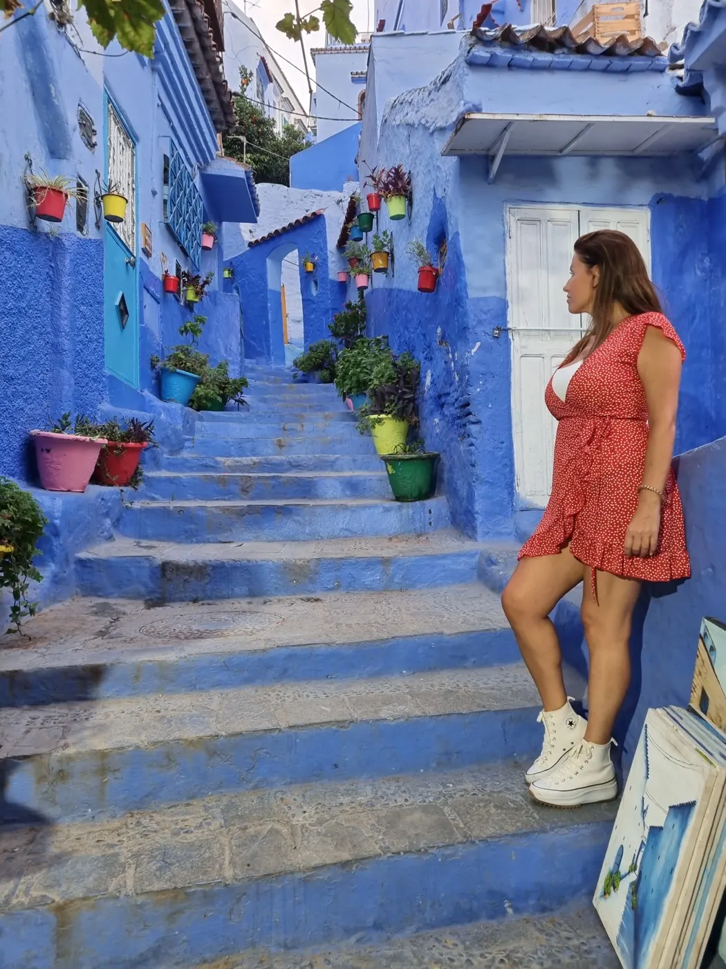 La creadora de Camino al Sáhara paseando por una calle azul de Chefchaouen